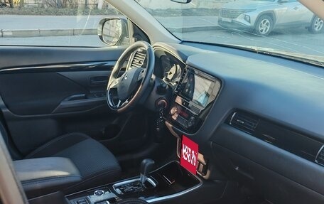 Mitsubishi Outlander III рестайлинг 3, 2019 год, 2 000 000 рублей, 6 фотография