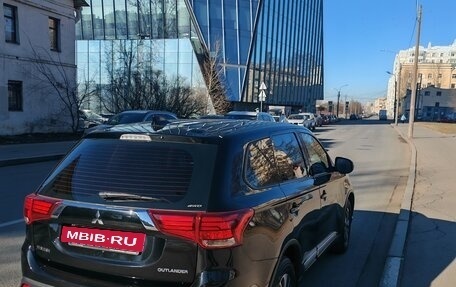Mitsubishi Outlander III рестайлинг 3, 2019 год, 2 000 000 рублей, 10 фотография