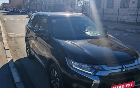 Mitsubishi Outlander III рестайлинг 3, 2019 год, 2 000 000 рублей, 11 фотография