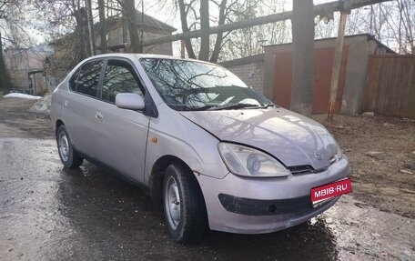 Toyota Prius IV XW50, 1999 год, 130 000 рублей, 1 фотография