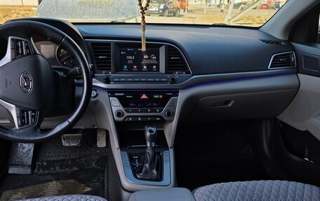 Hyundai Elantra VI рестайлинг, 2016 год, 1 000 000 рублей, 11 фотография