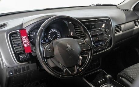 Mitsubishi Outlander III рестайлинг 3, 2018 год, 2 158 000 рублей, 5 фотография