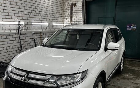 Mitsubishi Outlander III рестайлинг 3, 2015 год, 1 900 000 рублей, 1 фотография