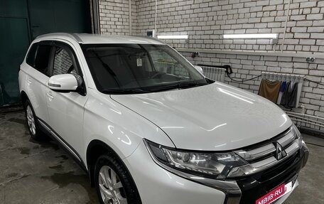 Mitsubishi Outlander III рестайлинг 3, 2015 год, 1 900 000 рублей, 2 фотография