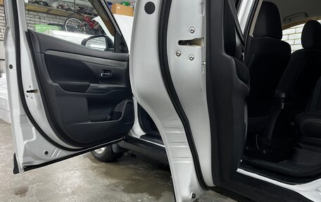 Mitsubishi Outlander III рестайлинг 3, 2015 год, 1 900 000 рублей, 14 фотография