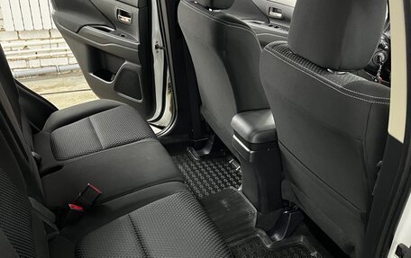 Mitsubishi Outlander III рестайлинг 3, 2015 год, 1 900 000 рублей, 13 фотография