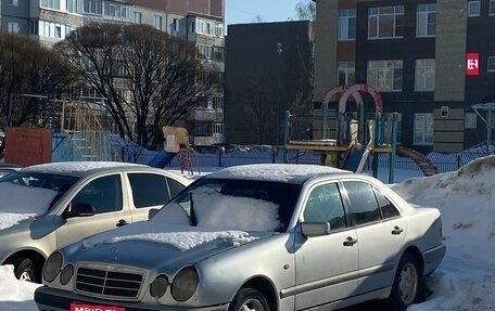 Mercedes-Benz E-Класс, 1998 год, 300 000 рублей, 1 фотография