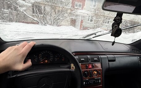 Mercedes-Benz E-Класс, 1998 год, 300 000 рублей, 3 фотография