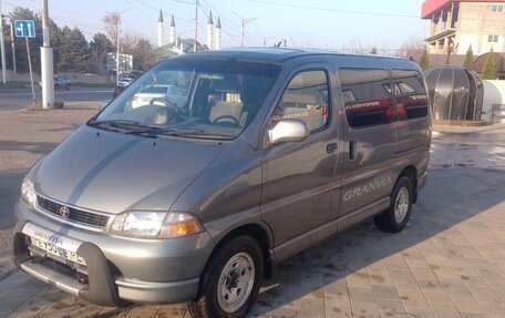 Toyota Granvia, 1998 год, 955 555 рублей, 2 фотография