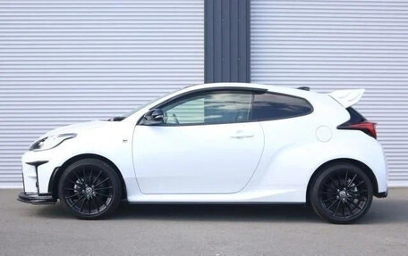 Toyota Yaris, 2022 год, 1 398 027 рублей, 4 фотография