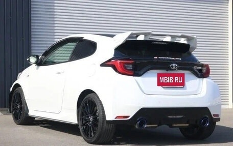 Toyota Yaris, 2022 год, 1 398 027 рублей, 5 фотография