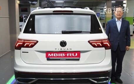 Volkswagen Tiguan, 2023 год, 2 650 000 рублей, 5 фотография