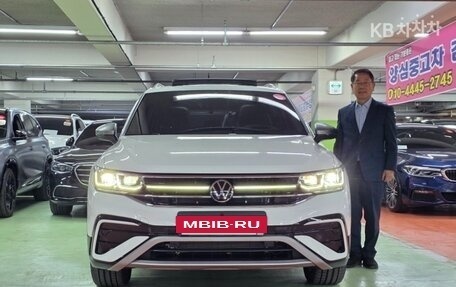 Volkswagen Tiguan, 2023 год, 2 650 000 рублей, 2 фотография