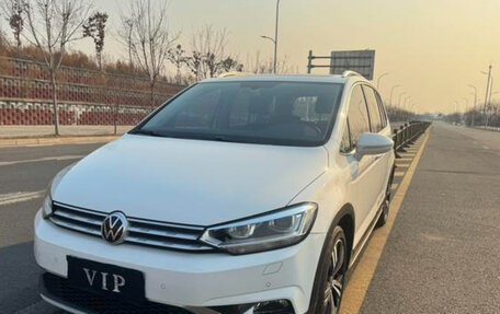 Volkswagen Touran III, 2021 год, 1 950 000 рублей, 1 фотография