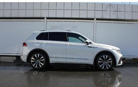 Volkswagen Tiguan II, 2022 год, 2 400 000 рублей, 3 фотография