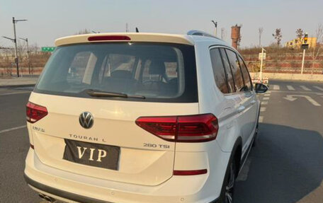 Volkswagen Touran III, 2021 год, 1 950 000 рублей, 6 фотография