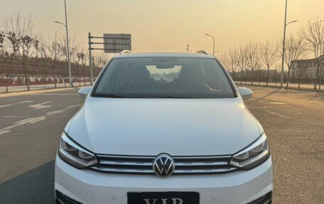 Volkswagen Touran III, 2021 год, 1 950 000 рублей, 3 фотография