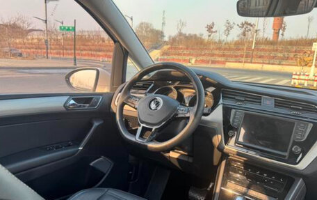 Volkswagen Touran III, 2021 год, 1 950 000 рублей, 10 фотография