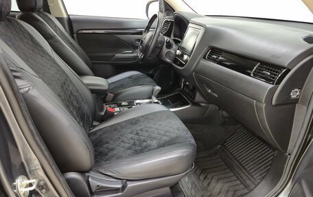 Mitsubishi Outlander III рестайлинг 3, 2021 год, 2 630 000 рублей, 13 фотография