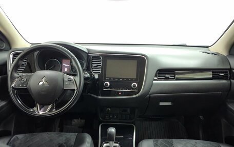 Mitsubishi Outlander III рестайлинг 3, 2021 год, 2 630 000 рублей, 10 фотография