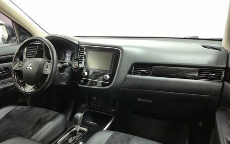 Mitsubishi Outlander III рестайлинг 3, 2021 год, 2 630 000 рублей, 12 фотография