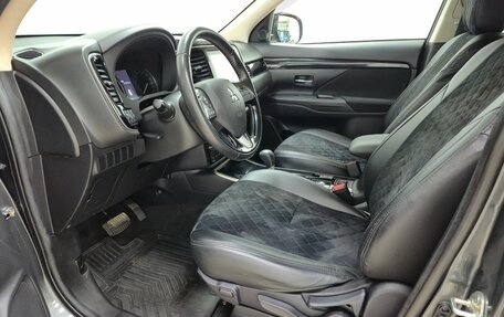 Mitsubishi Outlander III рестайлинг 3, 2021 год, 2 630 000 рублей, 9 фотография