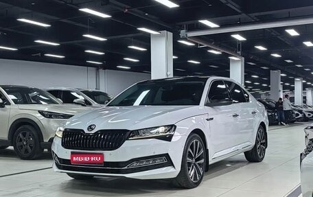 Skoda Superb III рестайлинг, 2022 год, 2 340 000 рублей, 1 фотография