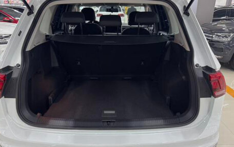 Volkswagen Tiguan II, 2023 год, 2 390 000 рублей, 10 фотография