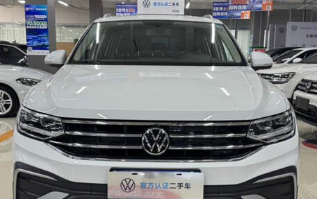 Volkswagen Tiguan II, 2023 год, 2 390 000 рублей, 2 фотография