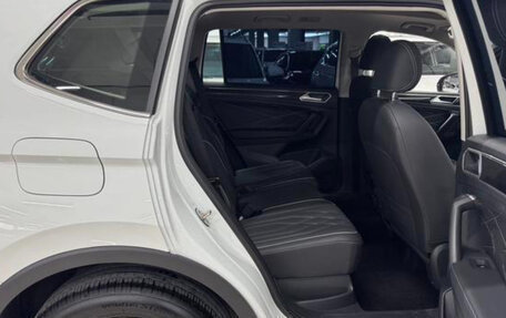 Volkswagen Tiguan II, 2023 год, 2 390 000 рублей, 8 фотография