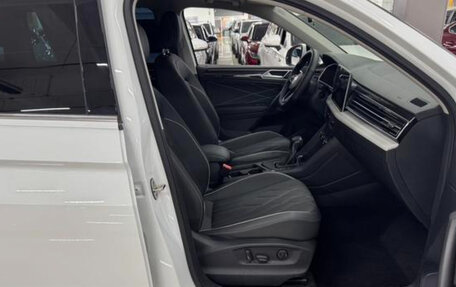 Volkswagen Tiguan II, 2023 год, 2 390 000 рублей, 9 фотография