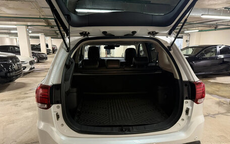 Mitsubishi Outlander III рестайлинг 3, 2017 год, 2 550 000 рублей, 8 фотография