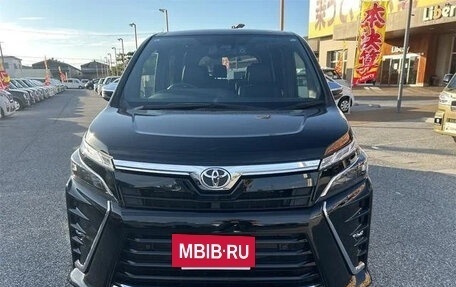 Toyota Voxy III, 2017 год, 1 600 000 рублей, 2 фотография