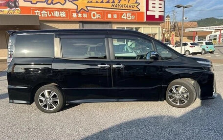 Toyota Voxy III, 2017 год, 1 600 000 рублей, 4 фотография