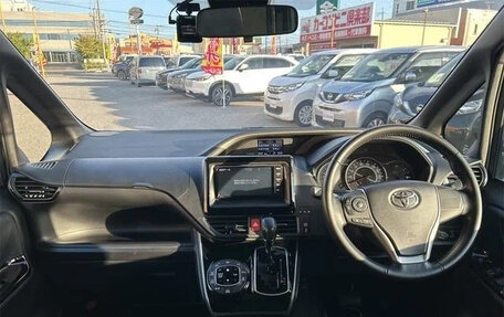 Toyota Voxy III, 2017 год, 1 600 000 рублей, 11 фотография