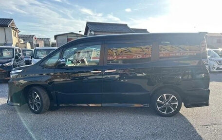 Toyota Voxy III, 2017 год, 1 600 000 рублей, 9 фотография