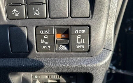 Toyota Voxy III, 2017 год, 1 600 000 рублей, 22 фотография