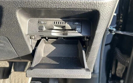 Toyota Voxy III, 2017 год, 1 600 000 рублей, 30 фотография