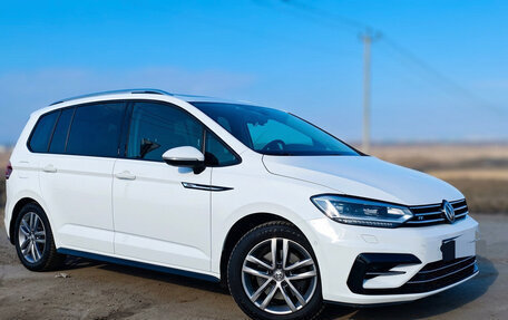 Volkswagen Touran III, 2019 год, 2 100 000 рублей, 2 фотография