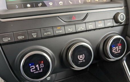 Jaguar E-Pace, 2020 год, 2 990 000 рублей, 6 фотография