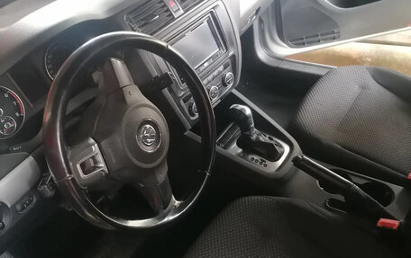 Volkswagen Jetta VI, 2013 год, 730 000 рублей, 3 фотография