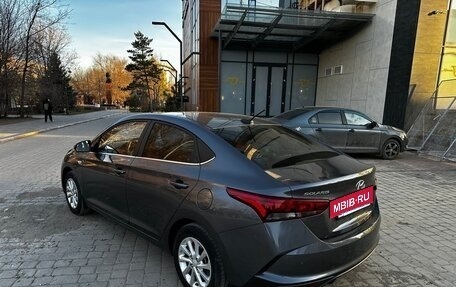 Hyundai Solaris II рестайлинг, 2021 год, 1 700 000 рублей, 2 фотография