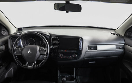 Mitsubishi Outlander III рестайлинг 3, 2016 год, 1 679 000 рублей, 10 фотография