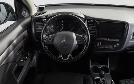 Mitsubishi Outlander III рестайлинг 3, 2016 год, 1 679 000 рублей, 11 фотография