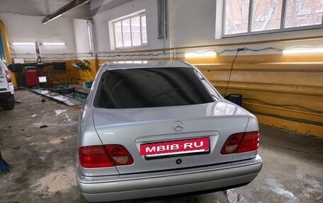 Mercedes-Benz E-Класс, 1997 год, 350 000 рублей, 3 фотография
