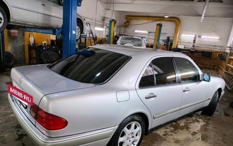 Mercedes-Benz E-Класс, 1997 год, 350 000 рублей, 4 фотография