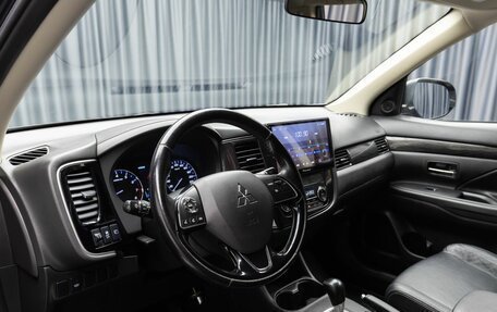 Mitsubishi Outlander III рестайлинг 3, 2015 год, 1 849 000 рублей, 11 фотография