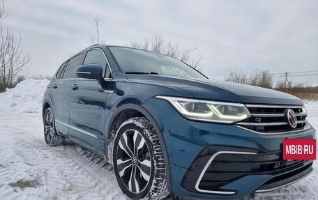 Volkswagen Tiguan II, 2021 год, 2 320 000 рублей, 2 фотография