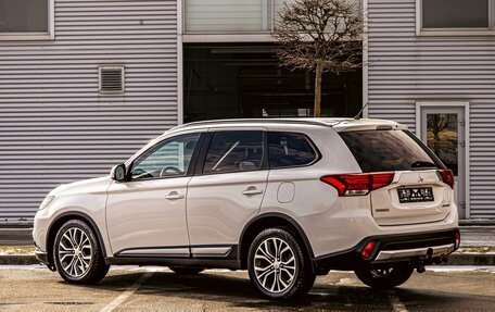 Mitsubishi Outlander III рестайлинг 3, 2018 год, 1 565 000 рублей, 4 фотография