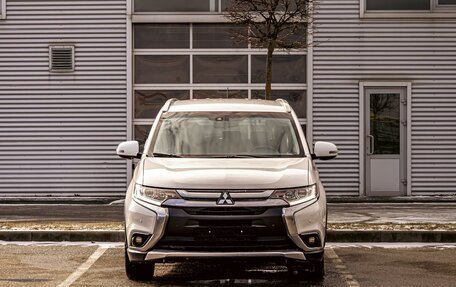 Mitsubishi Outlander III рестайлинг 3, 2018 год, 1 565 000 рублей, 2 фотография